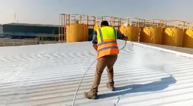 عامل يقوم بتنفيذ عزل البولوريا